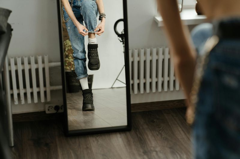 거울 앞에서 코디 확인